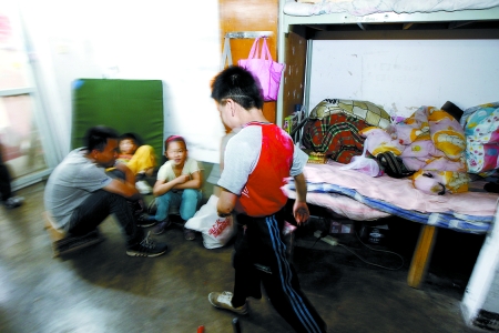 孩子們住在這里，沒(méi)有上學(xué)，大部分時(shí)間是練功，出去表演