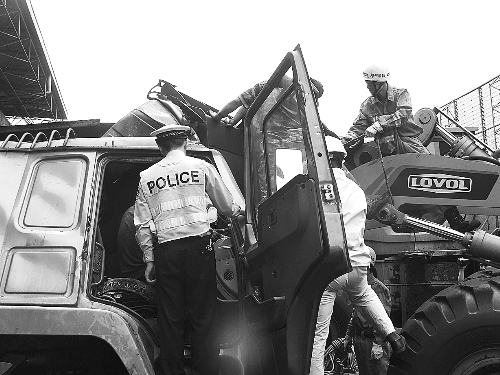 　　調(diào)來(lái)鏟車(chē)，幫忙救人。