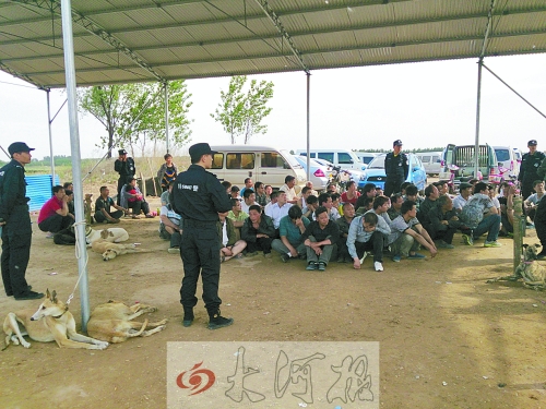 民警突襲賭場，64名涉案人員全部落網(wǎng)。