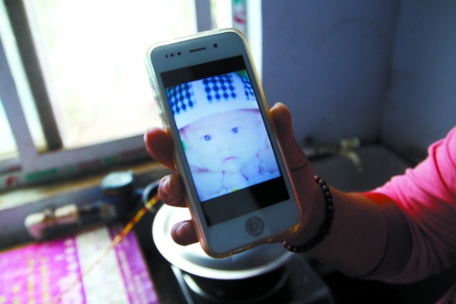 兒子過去的照片，她一直存在手機里