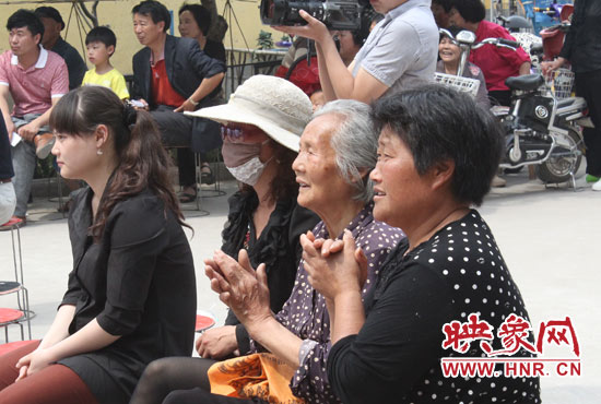 活動(dòng)吸引了十里八鄉(xiāng)的鄉(xiāng)親們前來(lái)觀看