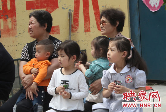 無(wú)論大人孩子都在認(rèn)真聽?wèi)? complete=