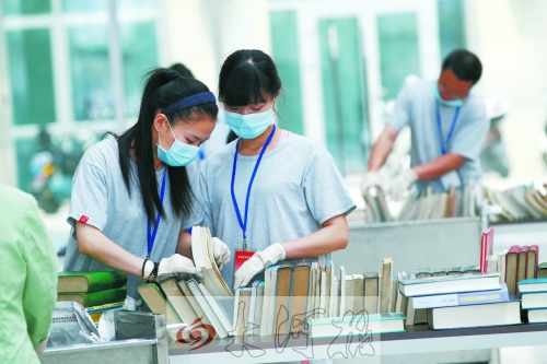 工作人員正在忙著整理書籍,逐一登記、歸類。