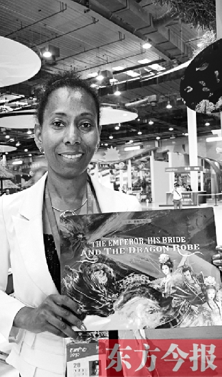 桑麗莎的童話書《皇帝、新娘與龍袍》在上海世博會加勒比聯(lián)合館與中國讀者見面 資料圖片