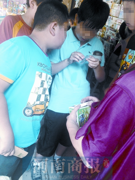 小賣鋪內(nèi)，孩子們圍在一起查看“中獎”情況