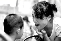 　張麗梅的發(fā)音吐字并不清晰。但她每次教兒子練習，都力求做到“聲情并茂”。