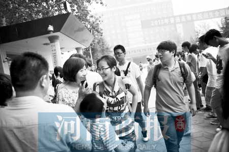 考場外，家長用溫暖的笑容迎接孩子