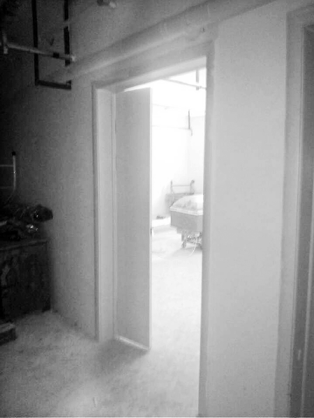 原有的太平間被扒了，又新建了一個(gè)