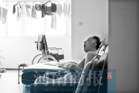 金老先生因偏癱生活不能自理，鄰居說(shuō)，平時(shí)經(jīng)?？吹阶o(hù)工和老人的弟弟前來(lái)照顧 實(shí)習(xí)生 唐韜/攝