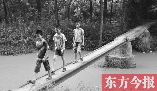 這座寬僅0.4米的危橋，承擔(dān)著1000多人的出行