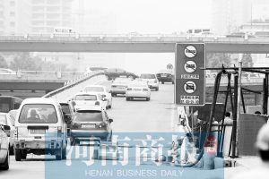 紫荊山立交橋上橋口，已經(jīng)有非綠標(biāo)車禁止通行的標(biāo)志 王春勝/攝