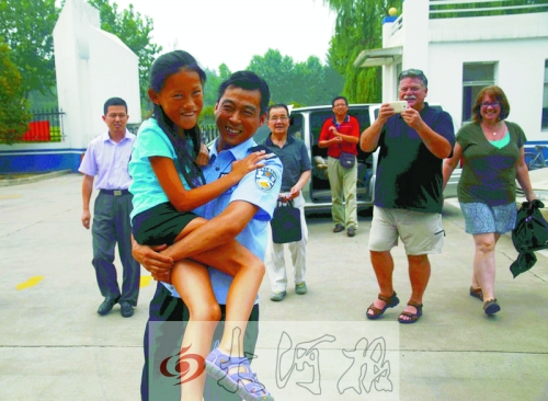 黨心松一行人剛下車，楊衛(wèi)軍就一把抱起了她，流露出幸福的笑容，不遠(yuǎn)處史蒂夫拍照銘記這一刻。