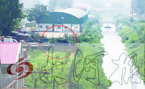 　彩虹橋西南側(cè)有一個大型地溝油加工窩點(diǎn)，廢水流入旁邊的排水渠。