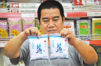 在漯河一家超市，市民選購的“高價鹽” 記者仵樹大攝