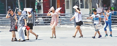  街頭，遮擋陽(yáng)光是一門“技術(shù)活”。