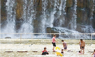 能玩水的地方，人一定多。