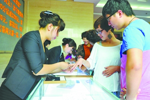 在北上廣等一線城市，鉆戒價(jià)格與國際接軌，價(jià)格不高，引發(fā)市民搶購潮。