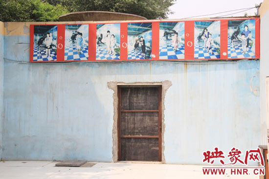 在鄭州市動(dòng)物園內(nèi)的海獅館內(nèi)，隨處可見(jiàn)游客與動(dòng)物合影的宣傳畫(huà)。