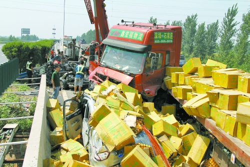 大貨車旁邊的海馬轎車被雞蛋砸中，車上兩人逃脫及時，僅受輕傷。
