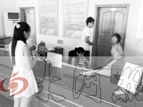 鄭州市人才交流服務(wù)中心二樓大廳，剛畢業(yè)大學(xué)生咨詢政策，工作人員卻在若無(wú)其事地玩手機(jī)。