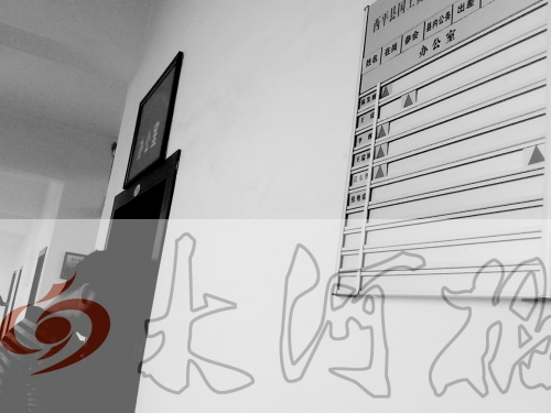 　7月4日上午，西平縣國(guó)土局辦公室門(mén)口在崗牌子高高掛，但里面空無(wú)一人。