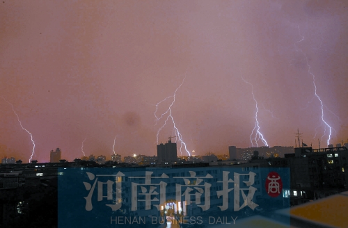 昨天21:30左右，雷電頻頻“光顧”鄭州市區(qū)