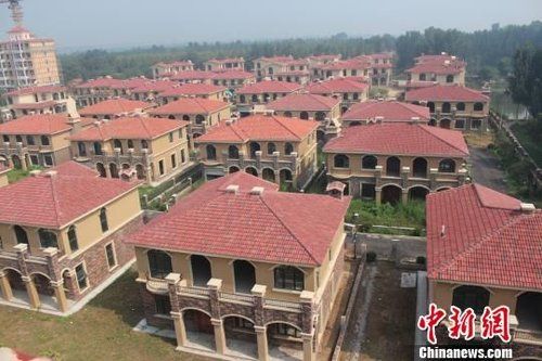 在鄭州市惠濟(jì)區(qū)花園口鎮(zhèn)申莊村的黃河岸邊，這處豪華別墅群蔚為壯觀。侯偉勝 攝