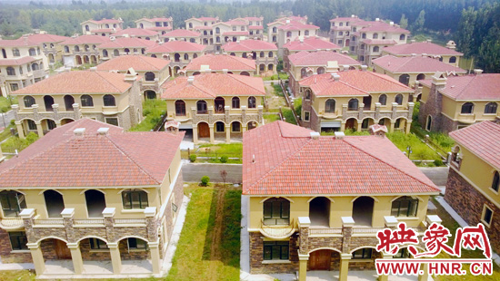 這里的別墅共計(jì)30多棟，有兩層的，也有三層的，主體、裝修都已經(jīng)完工