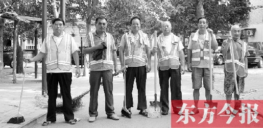 昨天下午6點(diǎn)，6名環(huán)衛(wèi)工人相伴乘坐B1返回27公里外的花園口村。