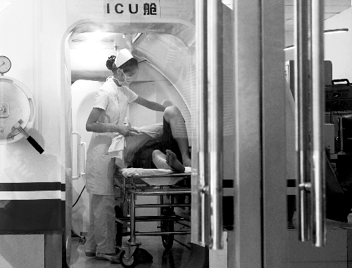 一個中毒的孩子在做高壓氧治療 一個中毒的孩子在做高壓氧治療