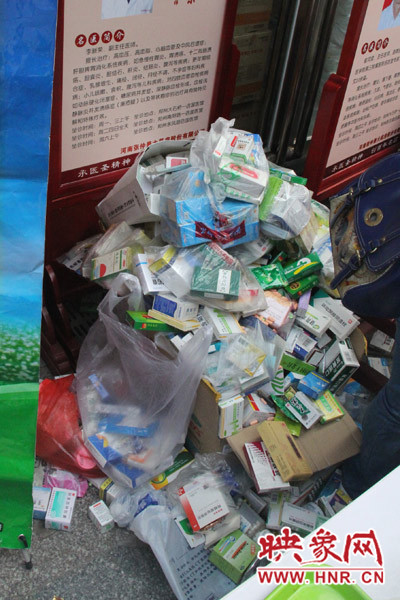 兌換點(diǎn)負(fù)責(zé)人表示，一整天兌換的過期藥有這樣的七八倍