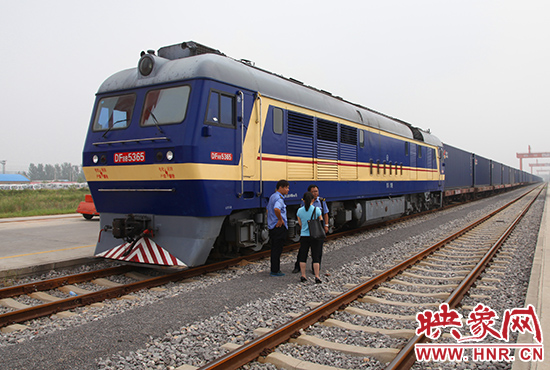 等待出發(fā)的第二班鄭歐國際貨運(yùn)專列 等待出發(fā)的第二班鄭歐國際貨運(yùn)專列