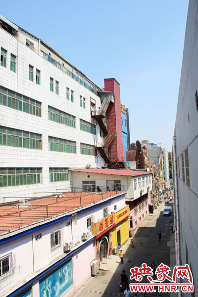 該家具賣場共6層樓，第7層建筑與其他樓層風格迥然不同，有明顯后期加蓋痕跡