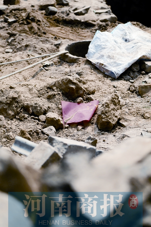 　　孩子墜井前，手里拿著國旗，邊走邊玩……