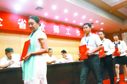 昨日，我省諸多優(yōu)秀教師獲頒“師德標(biāo)兵”、“師德先進(jìn)個人”等榮譽(yù)證書。