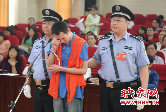 庭審現(xiàn)場(chǎng)，幾度流下淚水的小偉，后悔當(dāng)初太過(guò)沖動(dòng)。魏海勇-攝