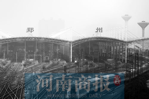 從解放路立交向南望去，火車站南側(cè)一座高樓在霧霾中若隱若現(xiàn)