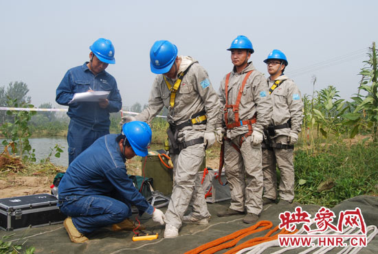 “弟兄們”每次上塔作業(yè)，樊建軍都要認(rèn)真核對(duì)檢查，不容一絲失誤出現(xiàn)。