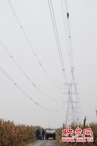 樊建軍自已笑稱，他們更像是一群“高空舞者”。