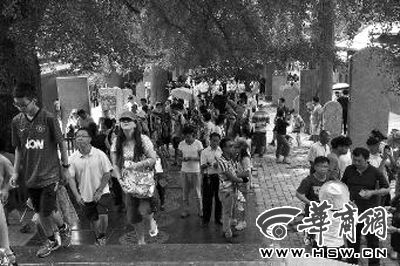 每天都有大量游客涌來(lái)，探訪他們心目中的少林