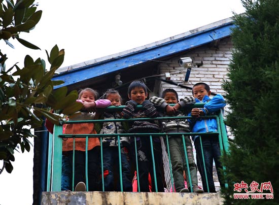 對于記者的到來，孩子們充滿了好奇