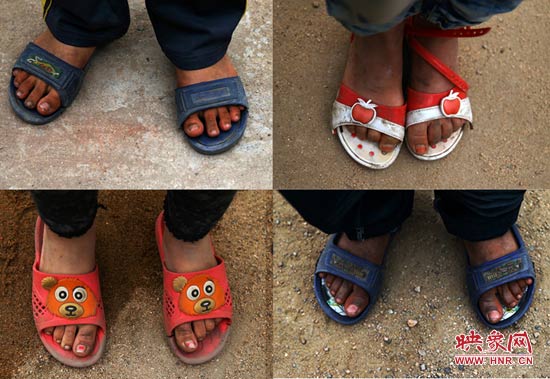 山里的溫度已經(jīng)很低了，有些孩子還是光腳穿著拖鞋。