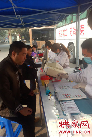 上午10時許，幾位市民在河南省人民會堂門口獻血