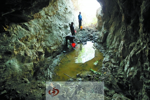 村民說以前這里的水很深，現(xiàn)在也就剩這么一點兒了。