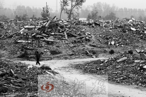 綠城街頭，海量的建筑垃圾令人觸目驚心。