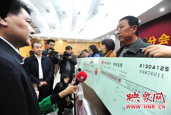 最高人民法院執(zhí)行局局長劉貴祥、河南省高級人民法院院長張立勇親手為申請執(zhí)行人員發(fā)放執(zhí)行款