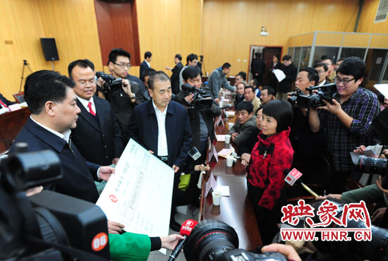 最高人民法院執(zhí)行局局長劉貴祥、河南省高級人民法院院長張立勇親手為申請執(zhí)行人員發(fā)放執(zhí)行款