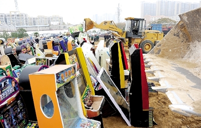 昨日16時(shí)，在鄭州市公安局治安支隊(duì)院內(nèi)，省會(huì)警方集中銷毀了“雷霆”行動(dòng)中查獲的賭博機(jī)等涉賭物品