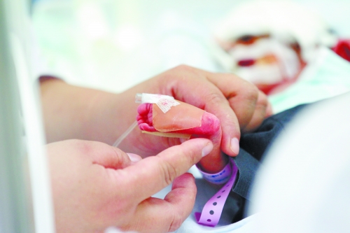 早產(chǎn)兩個月，孩子的生命之路更需要親人的陪伴。