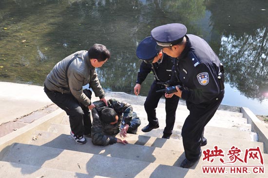 該男子滾入冰冷的金水河，嗆了幾口污水，連滾帶爬從水中出來(lái)，隨后被金水路派出所民警救上岸。